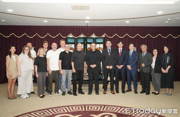 ▲▼烏克蘭國會議員克尼茨基(左)等人參訪台中,副市長鄭照新盼結束戰爭,台中支援重建。(圖/台中市政府提供,下同)