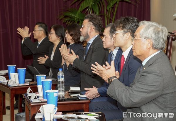 ▲▼烏克蘭國會議員克尼茨基(左)等人參訪台中,副市長鄭照新盼結束戰爭,台中支援重建。(圖/台中市政府提供,下同)