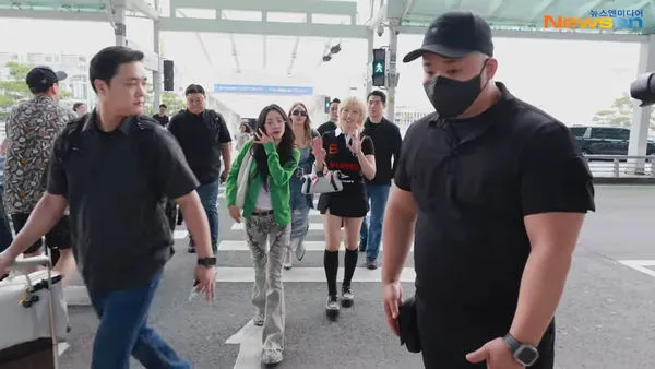 ▲▼女王2NE1、宣美出發來台 CL低胸長裙辣到噴鼻血現身機場。(圖/翻攝自Newsen YouTube)