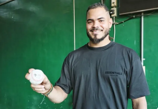 ▲因球隊戰力調整,台鋼雄鷹近日註銷註冊石萬金,他將於明(10)天離開台灣。另一方面,新洋投那瑪夏(Dinelson Lamet),於今(9)日抵達台灣。 (圖/台鋼雄鷹提供)