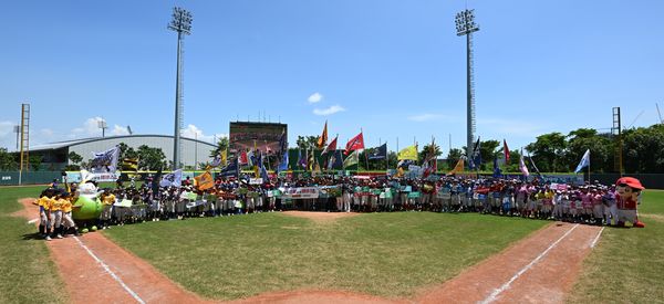 ▲▼統一獅選手李其峰(右一)、柯育民(右二)、張皓崴(左二)、許哲晏(左一)出席開幕趣味競賽,全國社區棒球大賽全國決賽盛大開打。(圖/台灣世界少棒聯盟提供)