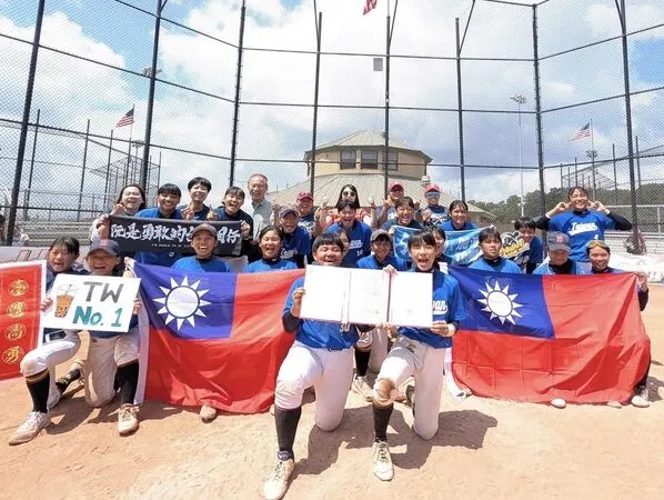 ▲▼2025年貝比魯斯聯盟U16女壘世界錦標賽在美國阿拉巴馬州登場,北投國中女壘隊今天以12比1擊敗勁敵波多黎各隊拿下冠軍。(圖/翻攝自Facebook/黃捷)