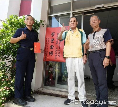▲台南市消防局義勇消防總隊第七大隊德興中隊王聰順錄取警專,長官特地張貼紅榜祝賀。(圖/記者林東良翻攝,下同)