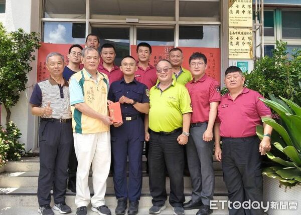 ▲台南市消防局義勇消防總隊第七大隊德興中隊王聰順錄取警專,長官特地張貼紅榜祝賀。(圖/記者林東良翻攝,下同)