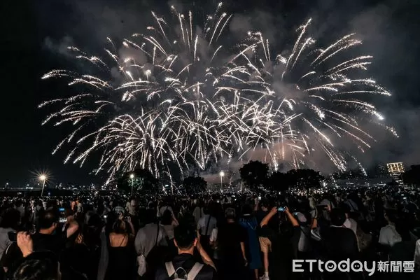 ▲▼大稻埕煙火成上班族七夕熱門約會景點。(圖/台灣觀光創新協會提供)