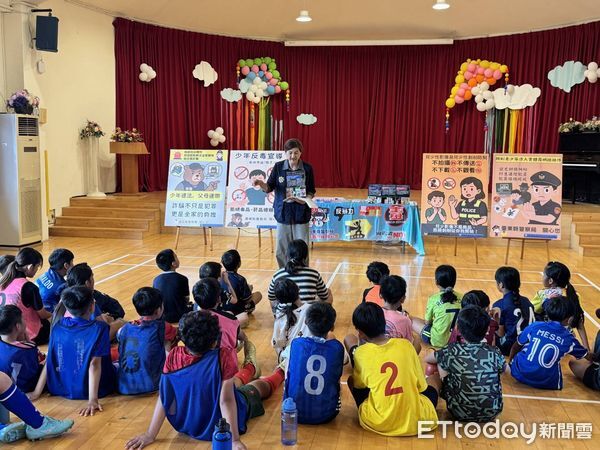 ▲台東縣警察局少年隊至「豐里國小足球營」法治教育宣導。(圖/記者楊晨東翻攝)