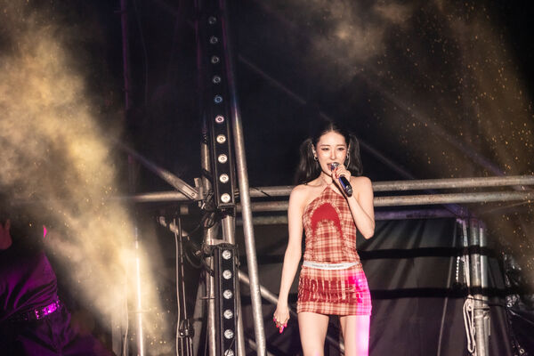 ▲▼直擊/宣美短裙辣爆台中!大雨裡「性感趴地熱舞」全身濕透了(圖/讀者提供)