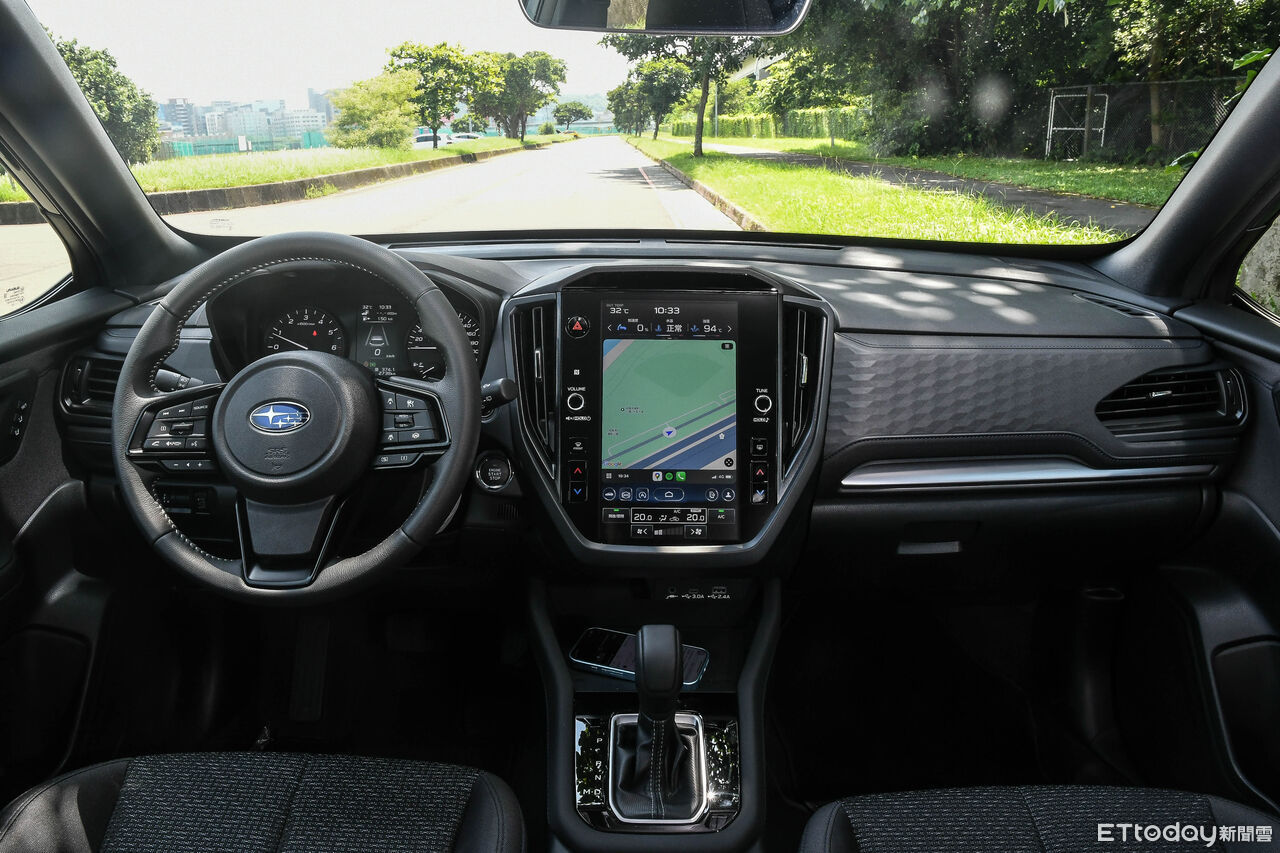 ▲速霸陸Forester提供汽油、油電2種選擇,入門汽油好開魅力不輸油電。(圖/記者徐煜展攝)