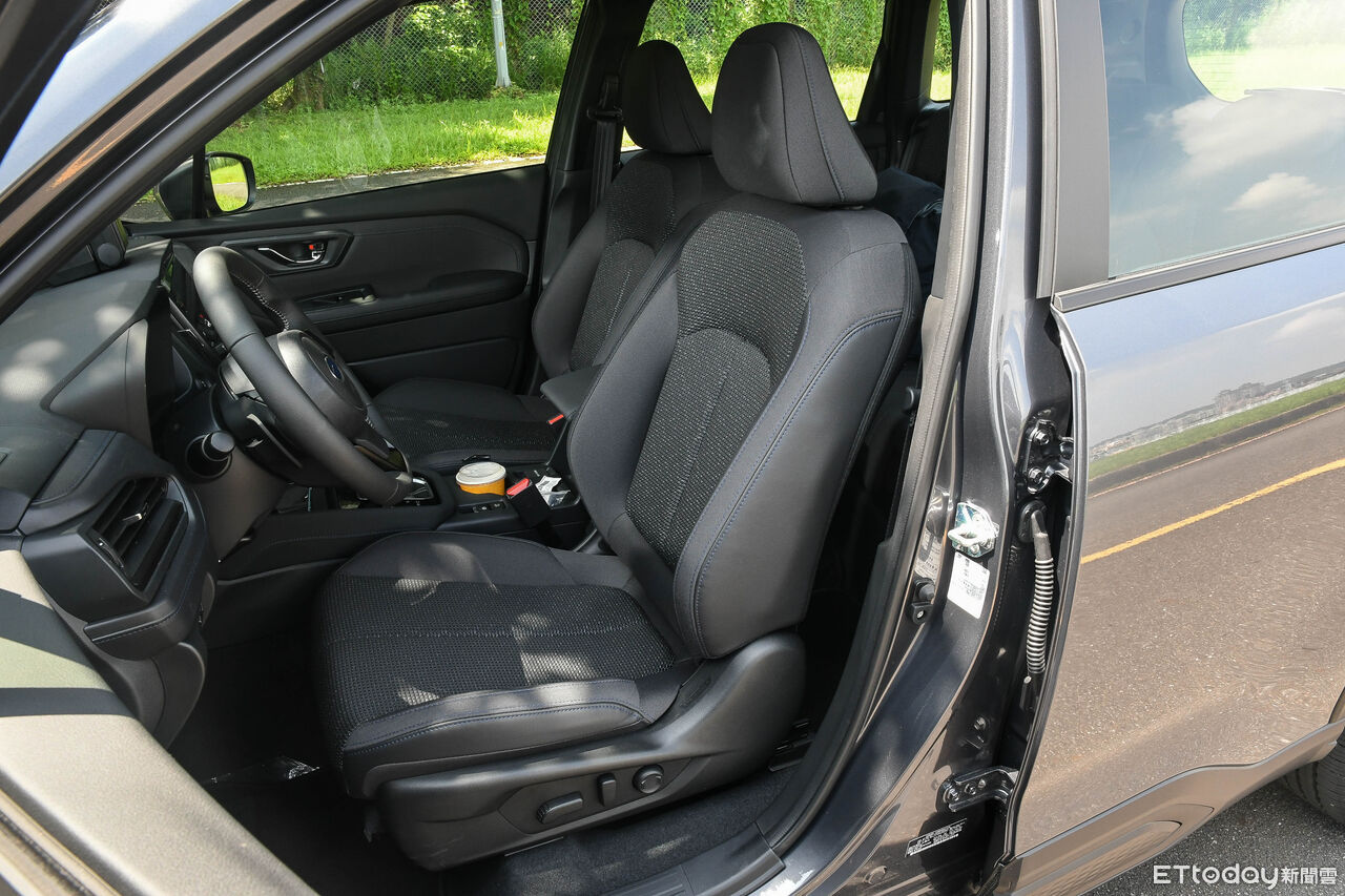 ▲速霸陸Forester提供汽油、油電2種選擇,入門汽油好開魅力不輸油電。(圖/記者徐煜展攝)