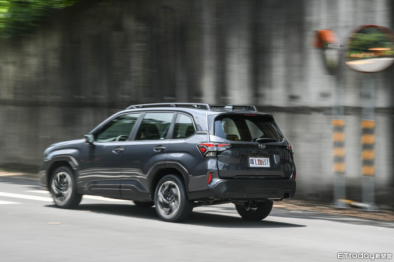 ▲速霸陸Forester提供汽油、油電2種選擇,入門汽油好開魅力不輸油電。(圖/記者徐煜展攝)