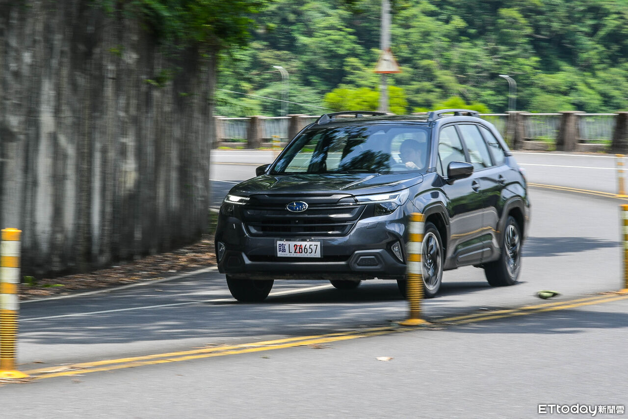 ▲速霸陸Forester提供汽油、油電2種選擇,入門汽油好開魅力不輸油電。(圖/記者徐煜展攝)