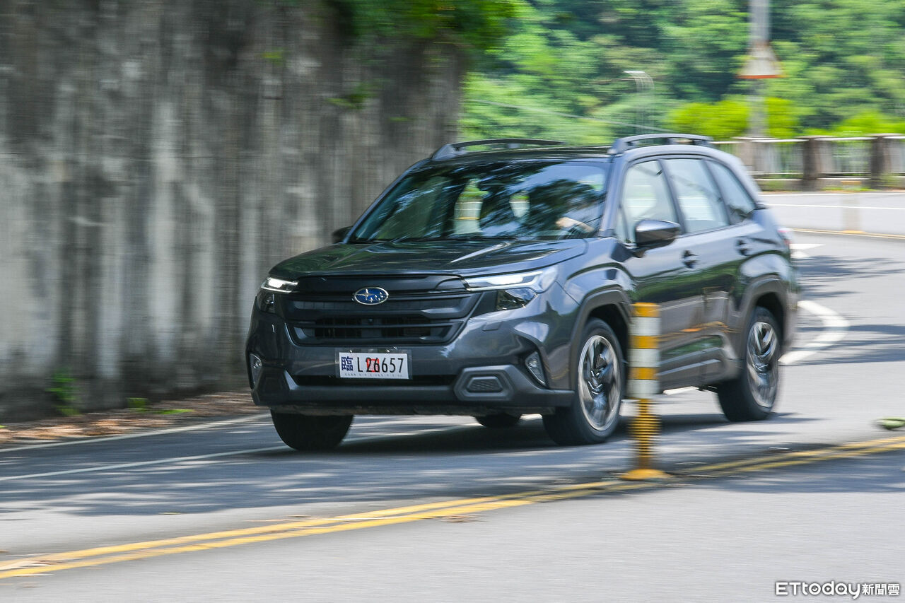 ▲速霸陸Forester提供汽油、油電2種選擇,入門汽油好開魅力不輸油電。(圖/記者徐煜展攝)