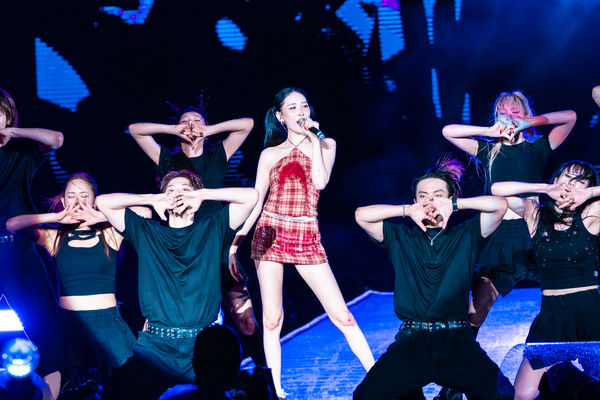 ▲▼ 直擊/宣美短裙辣爆台中!大雨裡性感趴地 磨破膝蓋爆血現場曝光。(圖/讀者提供)