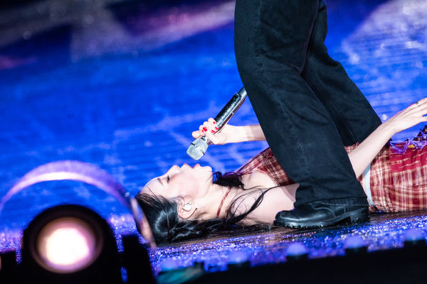 ▲▼ 直擊/宣美短裙辣爆台中!大雨裡性感趴地 磨破膝蓋爆血現場曝光。(圖/讀者提供)