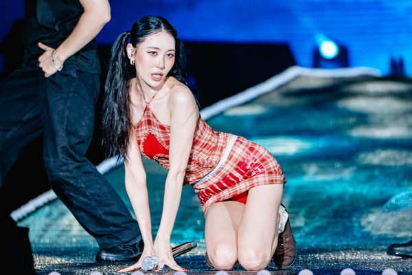 ▲▼ 直擊/宣美短裙辣爆台中!大雨裡性感趴地 磨破膝蓋爆血現場曝光。(圖/讀者提供)