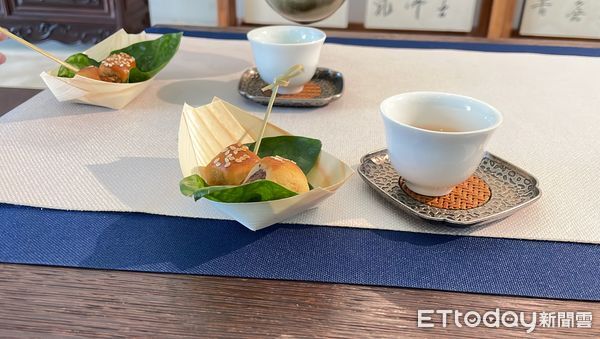 ▲圖3-1_【覺性茶──茶道體驗】邀請專業茶人於茶席中引導觀眾體驗茶道之美。。(圖/中台世界博物館提供)