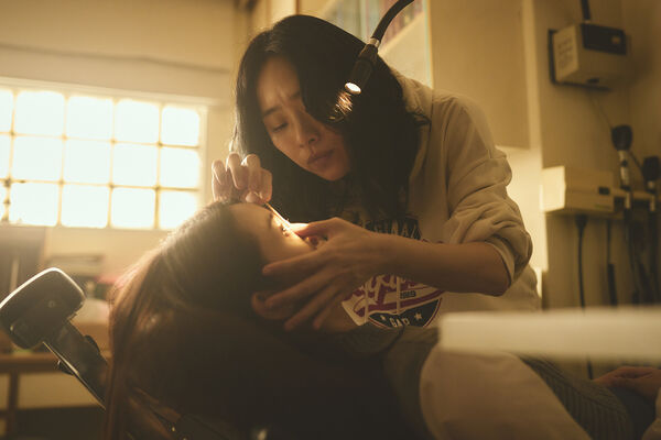 ▲林依晨與吳可熙在《失明》裡有許多對手戲。(圖/周子娛樂提供)