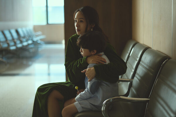 ▲林依晨與吳可熙在《失明》裡有許多對手戲。(圖/周子娛樂提供)