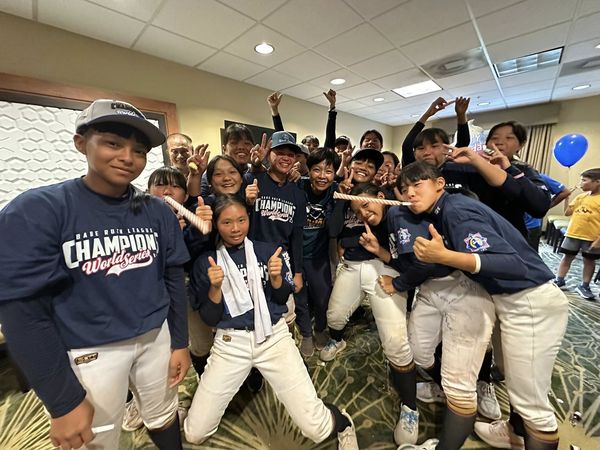 北投國中女壘球員開心為劉柏君慶生。(翻攝劉柏君粉絲專頁)