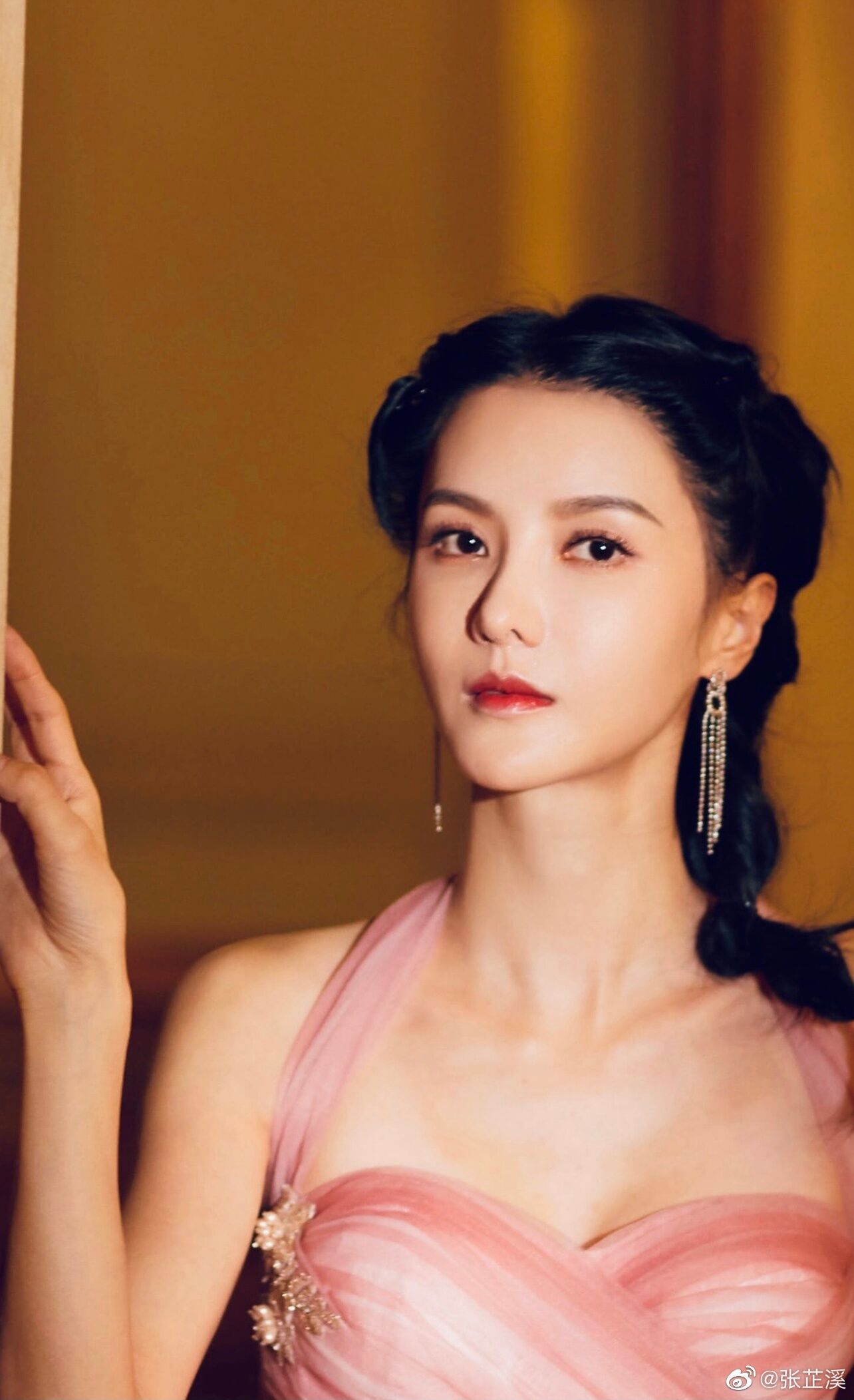 ▲▼張芷溪和解趙露思東家!新作海報1亮點曝結果。(圖/翻攝自微博/張芷溪)