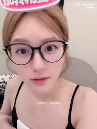 ▲▼趙露思直播回應綠茶事件。(圖/翻攝自微博)