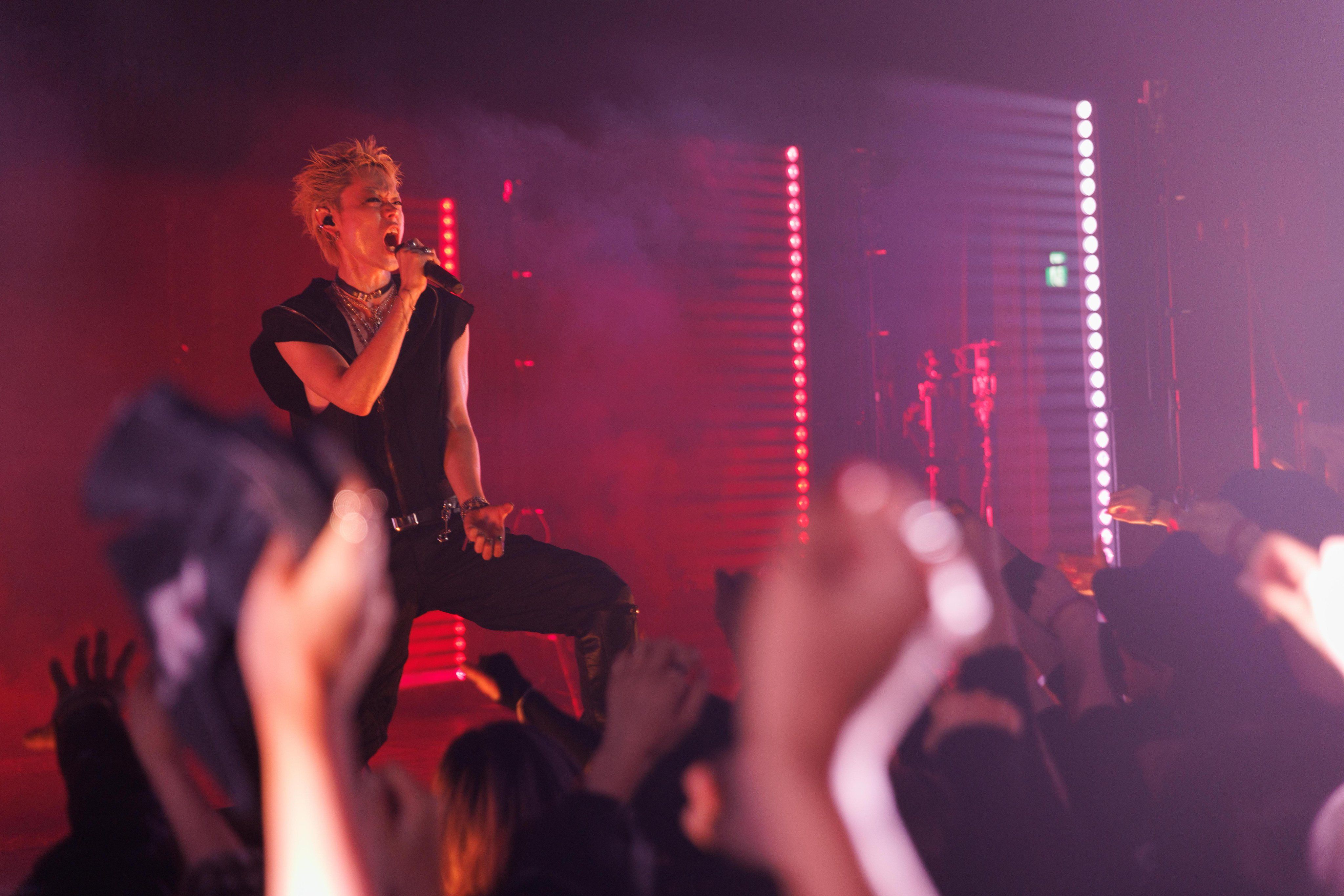 ▲▼菅田將暉染金髮金眉造型一度遭嫌,直到《玻璃之心》播了網友全改觀。(圖/翻攝自X)