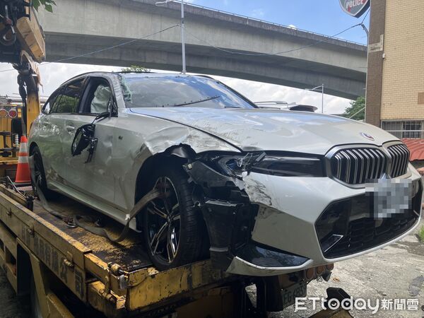 ▲國1北向25.5k台北路段1輛汽車翻覆橫躺路中導致車流回堵嚴重。(圖/記者張君豪翻攝)