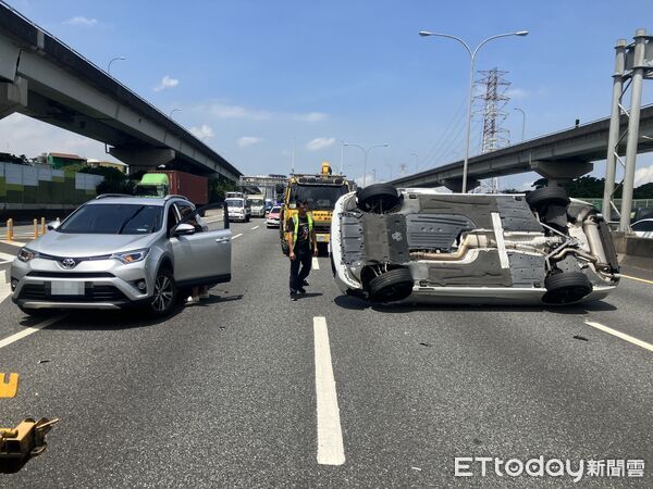 ▲國1北向25.5k台北路段1輛汽車翻覆橫躺路中導致車流回堵嚴重。(圖/記者張君豪翻攝)