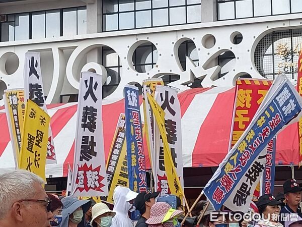 ▲彰化反火葬場自救會約有600聚集。(圖/記者唐詠絮攝)