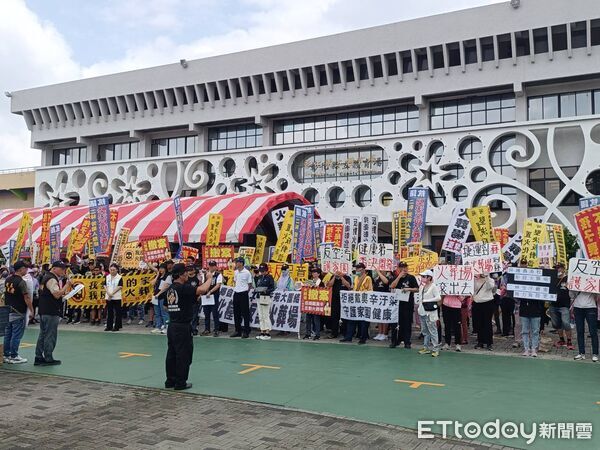 ▲彰化反火葬場自救會約有600聚集。(圖/記者唐詠絮攝)