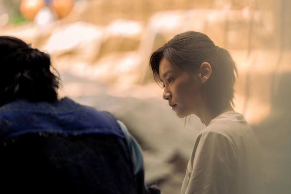 ▲許光漢(右)和袁澧林在《他年她日》中秀「眼」技拿捏曖昧悸動感。(圖/甲上娛樂)