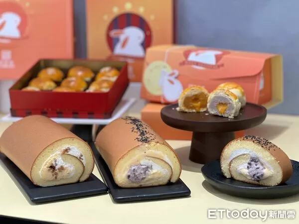 ▲▼亞尼克推出中秋限定新品「蛋黃酥風味生乳捲」、「奶黃流心脆脆生乳捲」、「奶黃流心蛋黃酥禮盒」。(圖/記者蕭筠攝)