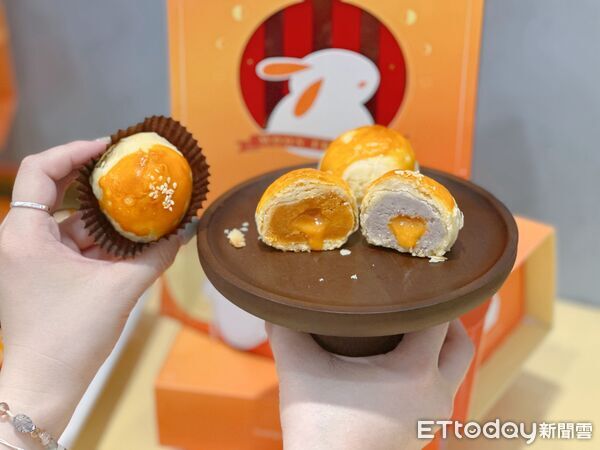 ▲▼亞尼克推出中秋限定新品「蛋黃酥風味生乳捲」、「奶黃流心脆脆生乳捲」、「奶黃流心蛋黃酥禮盒」。(圖/記者蕭筠攝)
