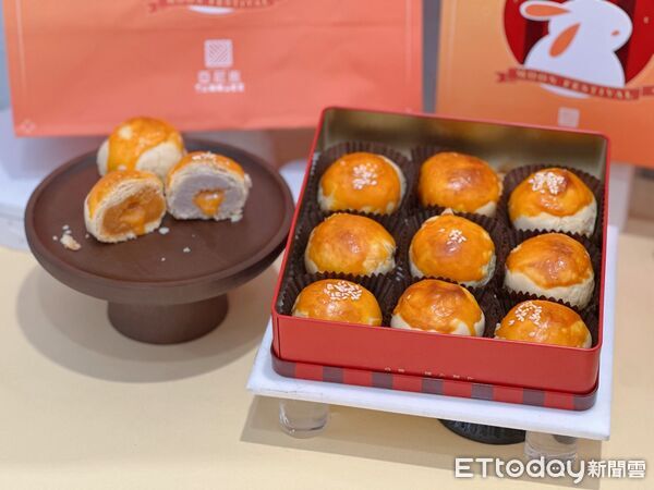 ▲▼亞尼克推出中秋限定新品「蛋黃酥風味生乳捲」、「奶黃流心脆脆生乳捲」、「奶黃流心蛋黃酥禮盒」。(圖/記者蕭筠攝)