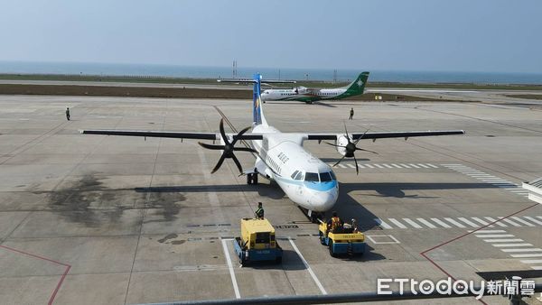 ▲▼華信航空、明(13日)國內線航班全天取消。(圖/記林名揚翻攝)