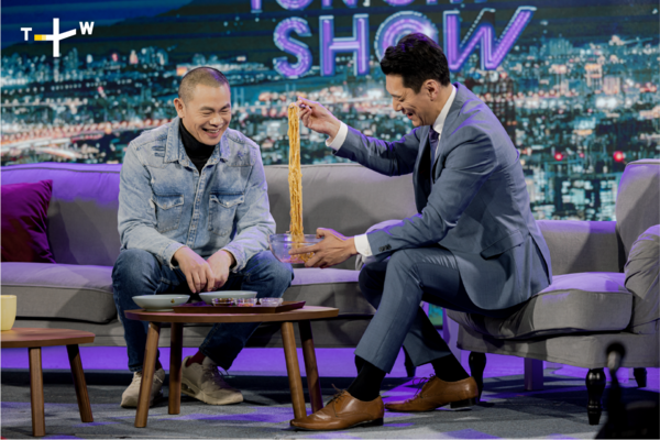 ▲美國JM Eagle董事長暨新北國王籃球隊董事長王文祥(右)上《The Taipei Tonight Show》跟聶雲談成長故事。(圖/TaiwanPlus)