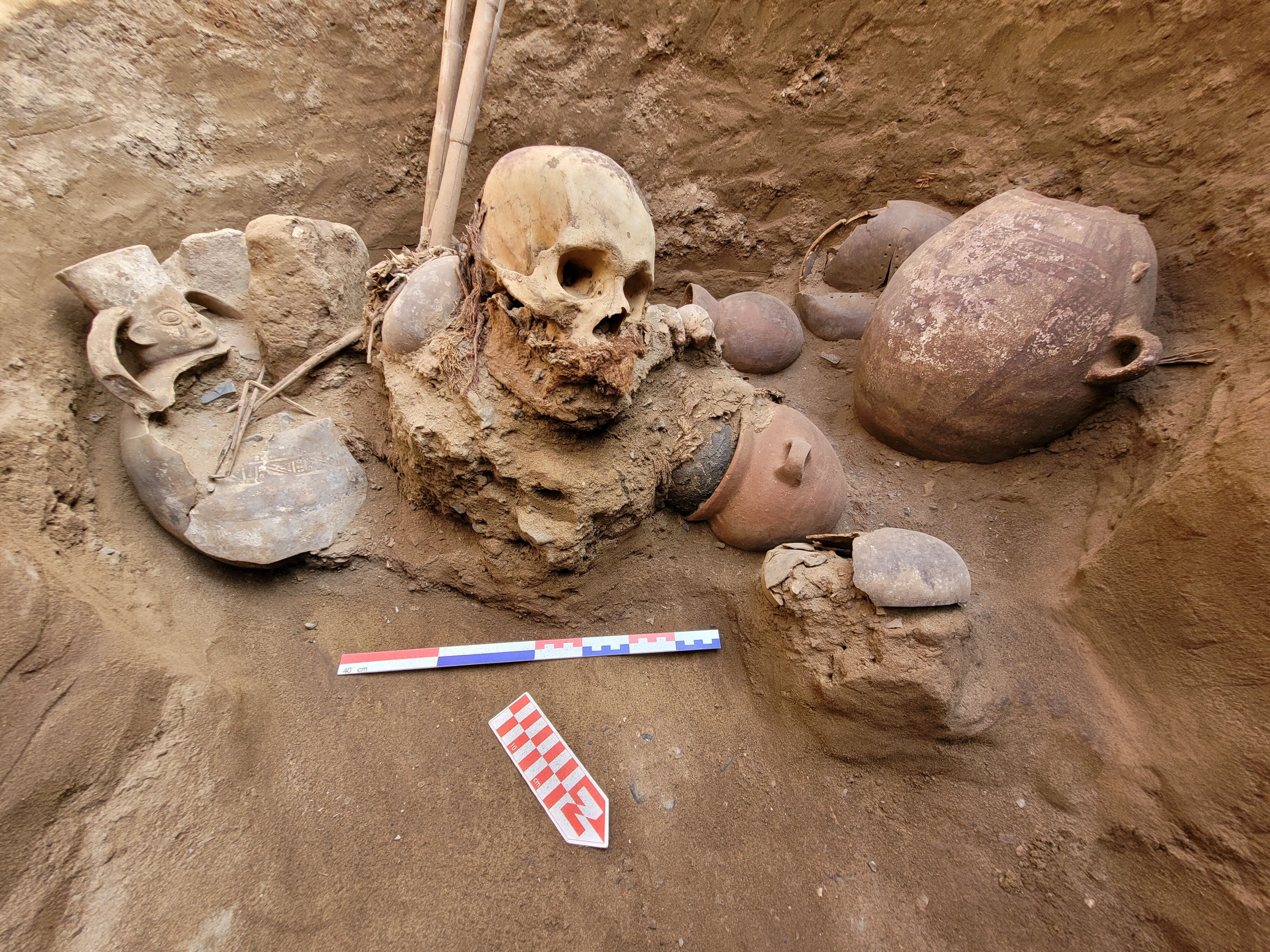 ▲▼ 秘魯利馬管線工程中挖到千年古墓。(圖/路透)