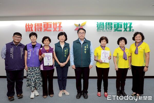 ▲台南市南區明德社區與大內區環湖社區獲頒紫絲帶認證,為台南爭光。(記者林東良翻攝,下同)