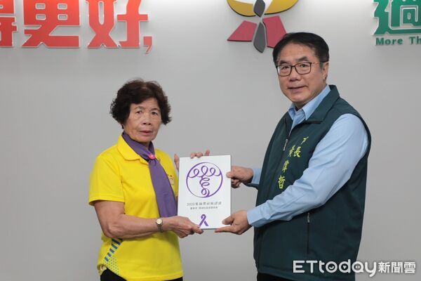 ▲台南市南區明德社區與大內區環湖社區獲頒紫絲帶認證,為台南爭光。(記者林東良翻攝,下同)