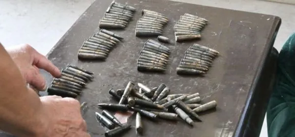 ▲山西太原迎澤公園的荷花池內撈出百餘發步槍子彈。(圖/翻攝極目新聞)