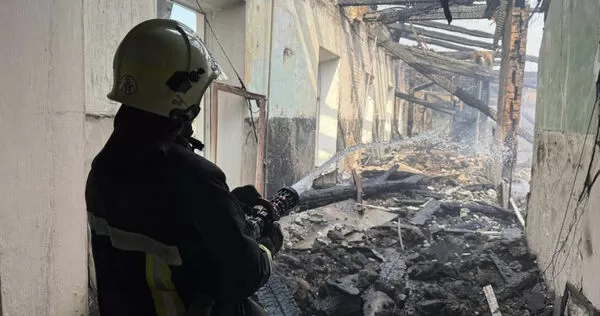 俄羅斯空襲烏克蘭克羅皮夫尼茨基後,消防員緊急撲滅火災。(圖/達志/美聯社)