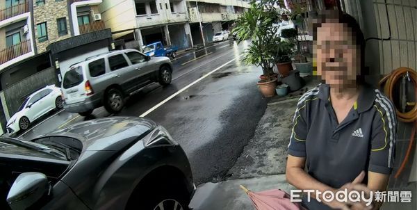 ▲內埔警分局警員張鎧巖助劉婦返家。(圖/記者陳崑福翻攝)