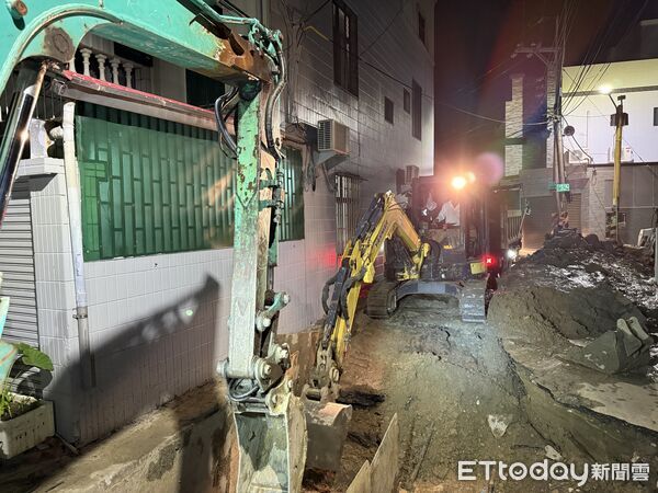 ▲台南市仁德區三甲八街發生路面下陷,水利局成立前進指揮所搶修。(記者林東良翻攝,下同)