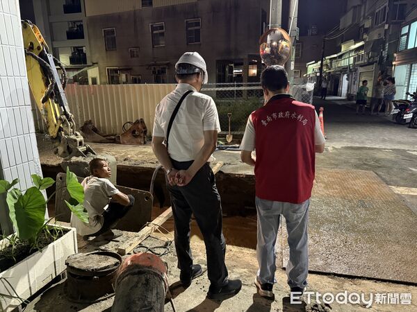 ▲台南市仁德區三甲八街發生路面下陷,水利局成立前進指揮所搶修。(記者林東良翻攝,下同)