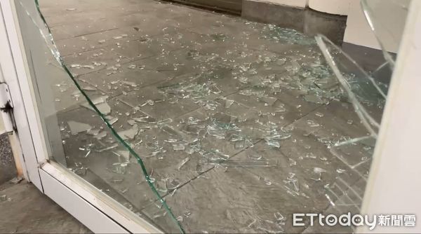 ▲▼台東風勢達10級,降雨也十分猛烈。(圖/記者楊晨東翻攝)