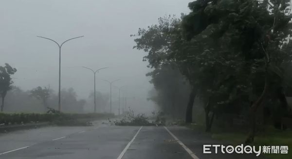 ▲▼台東風勢達10級,降雨也十分猛烈。(圖/記者楊晨東翻攝)