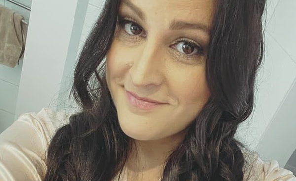 懷胎5個月孕婦在家被殺害 丈夫慘遭斬首「斷頭釘在尖刺上」。(圖/翻攝自Facebook)