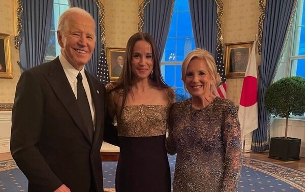 美前總統拜登女兒艾希莉(中)傳「提出離婚」。(翻攝自艾希莉IG)