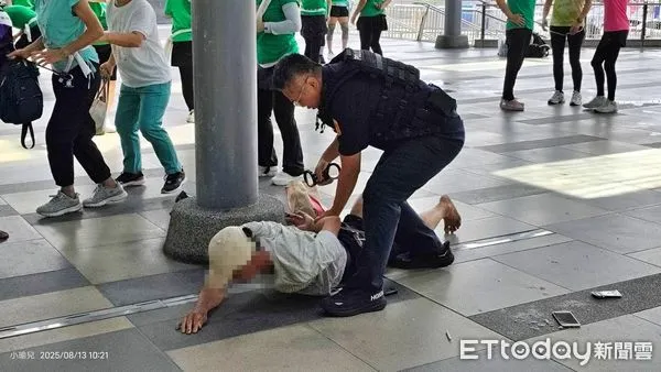 ▲失控基隆男台鐵站發狂。(圖/記者郭世賢翻攝)