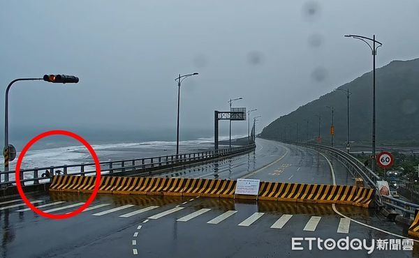 ▲▼金崙大橋旁波濤洶湧,有許多猴子在欄杆上觀浪。(圖/記者高堂堯翻攝)